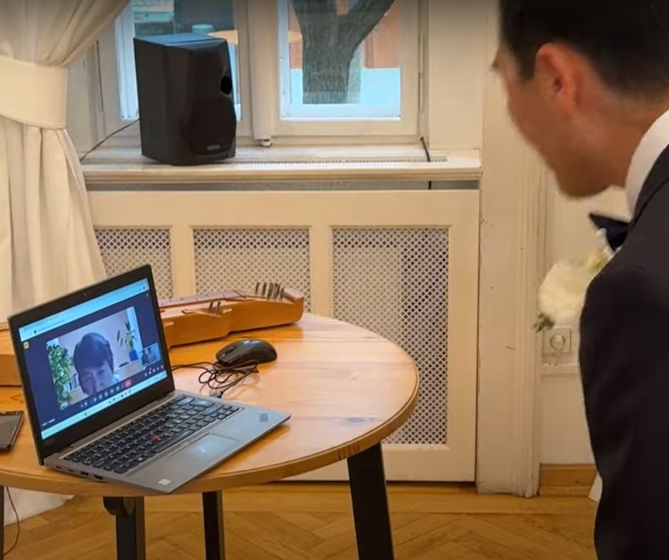 Tomo szülei velünk voltak – online az esküvőn