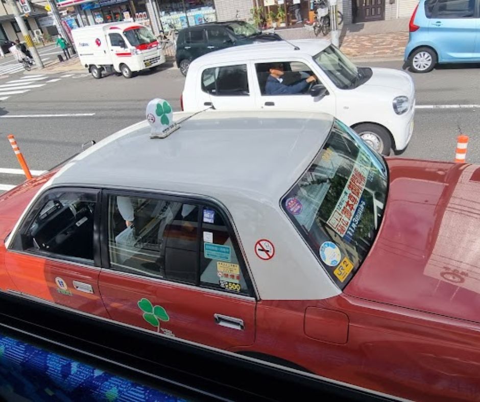 A japán taxik világa – automatikus ajtók, cuki tetődíszek és egy véletlen becsapás története Kiotóból
