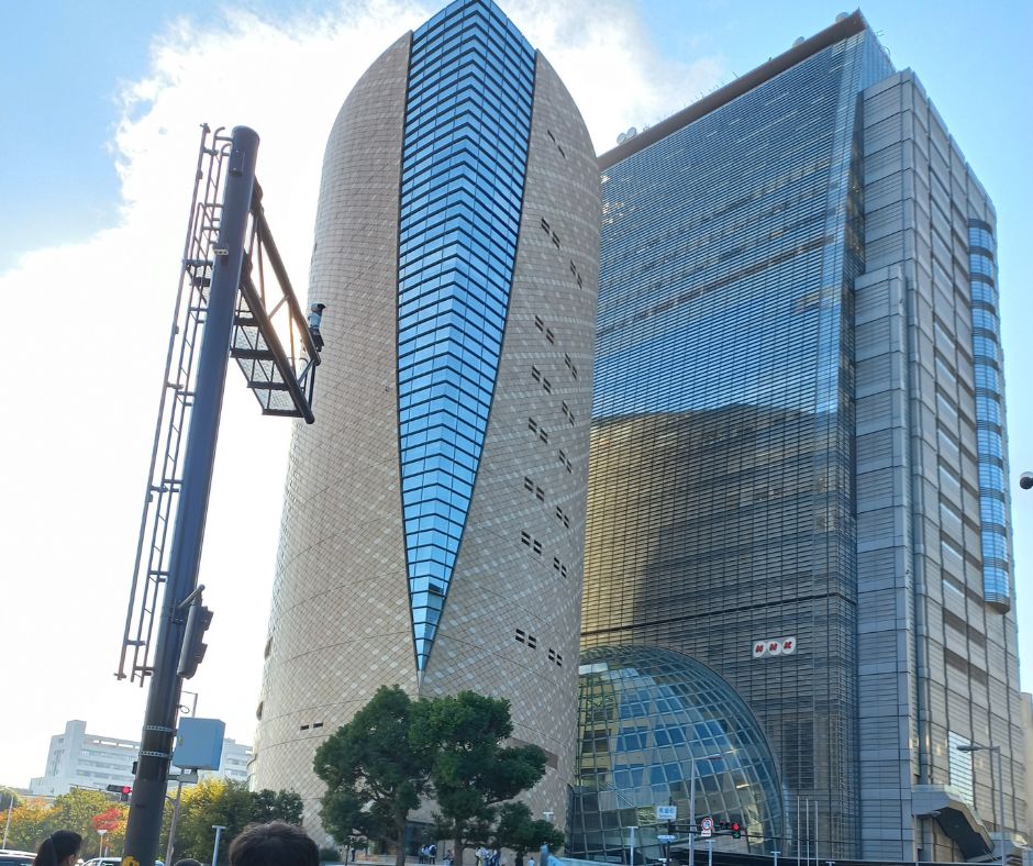 A múlt és a jövő találkozása az Osaka-vár tövében