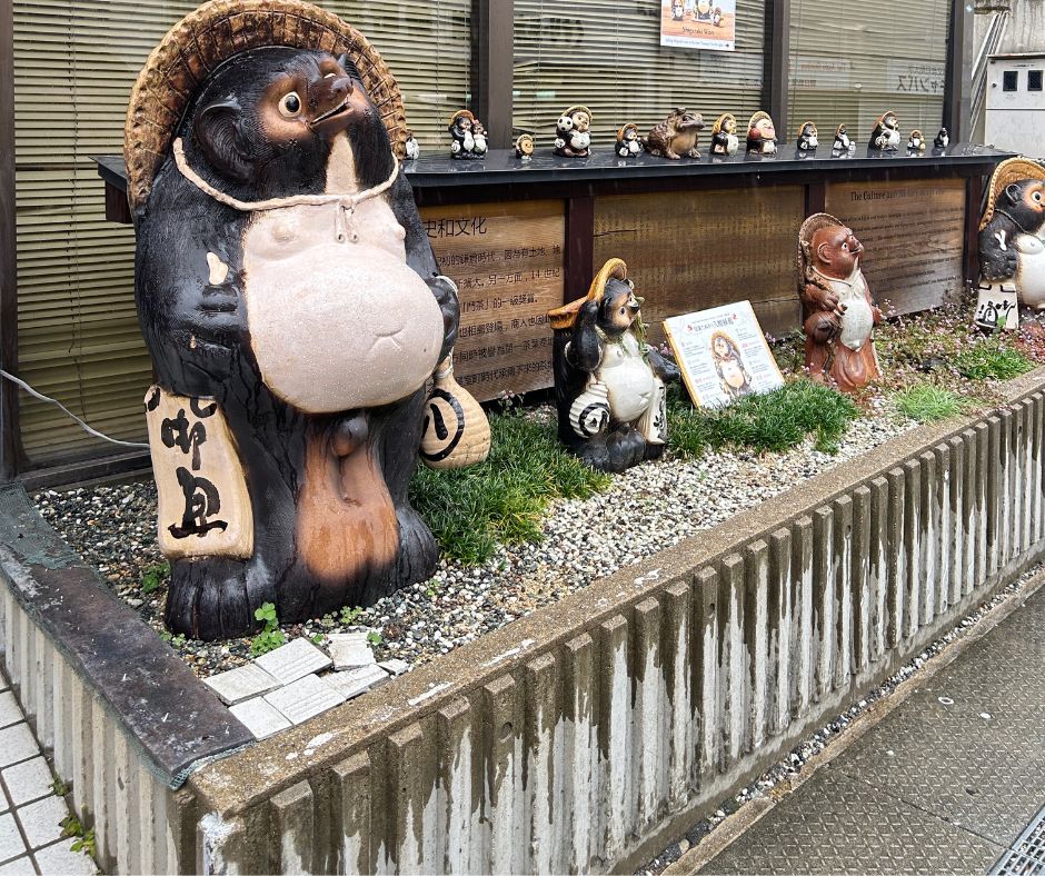 A kalapos állatka Kiotóban – avagy a tanuki titkos üzenete