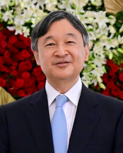 A japán császár születésnapja: csendes patriotizmus, nyitott palotakapuk, zászlók a téli szélben